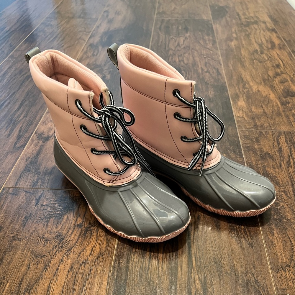 YoKids Duck Boots. Excellent, like new condition. Size 5 youth.